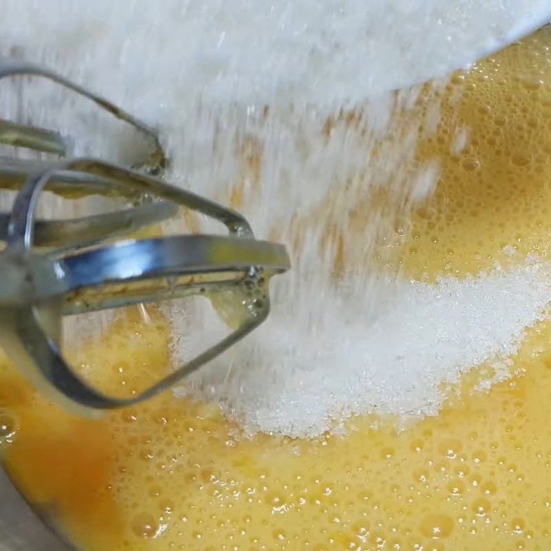 Bước 1 Sơ chế và đánh bông trứng Bánh bông lan truyền thống