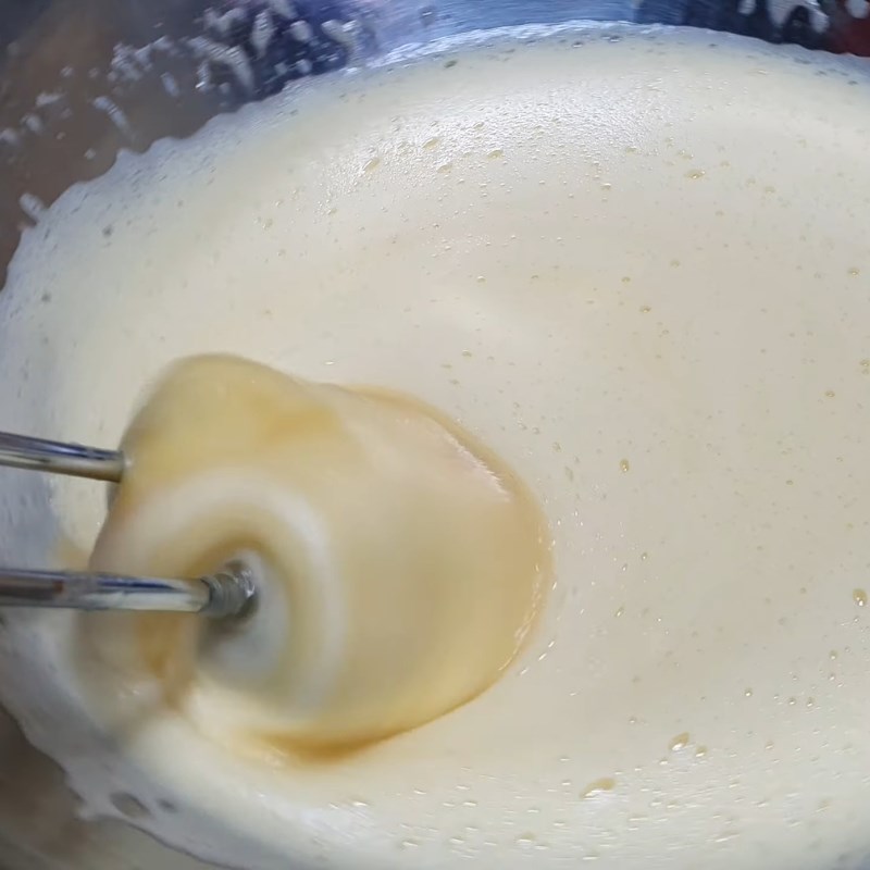 Bước 1 Sơ chế và đánh bông trứng Bánh bông lan truyền thống