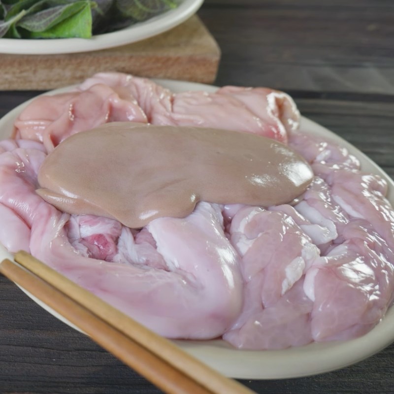 Bước 1 Sơ chế và khử mùi lòng lợn sạch sẽ Lòng lợn luộc