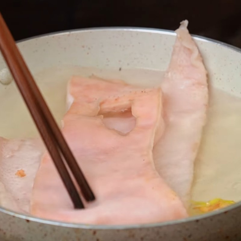 Bước 2 Sơ chế và luộc da heo Thịt nguội