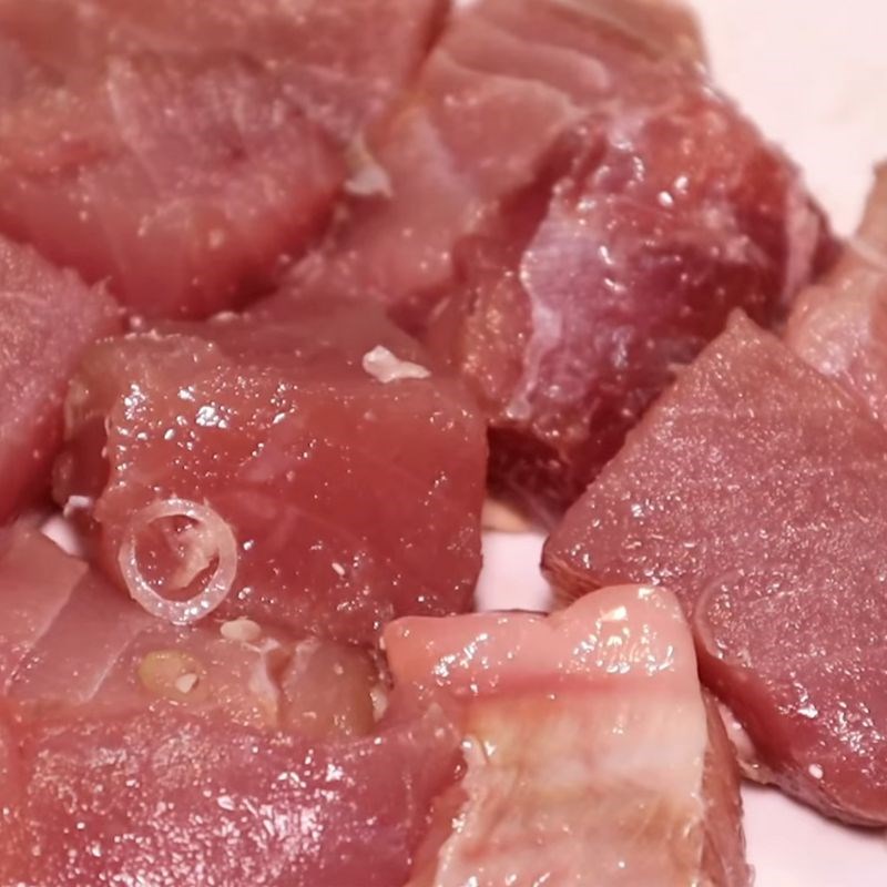 Bước 1 Sơ chế và ướp cá ngừ Bún chả cá Quy Nhơn