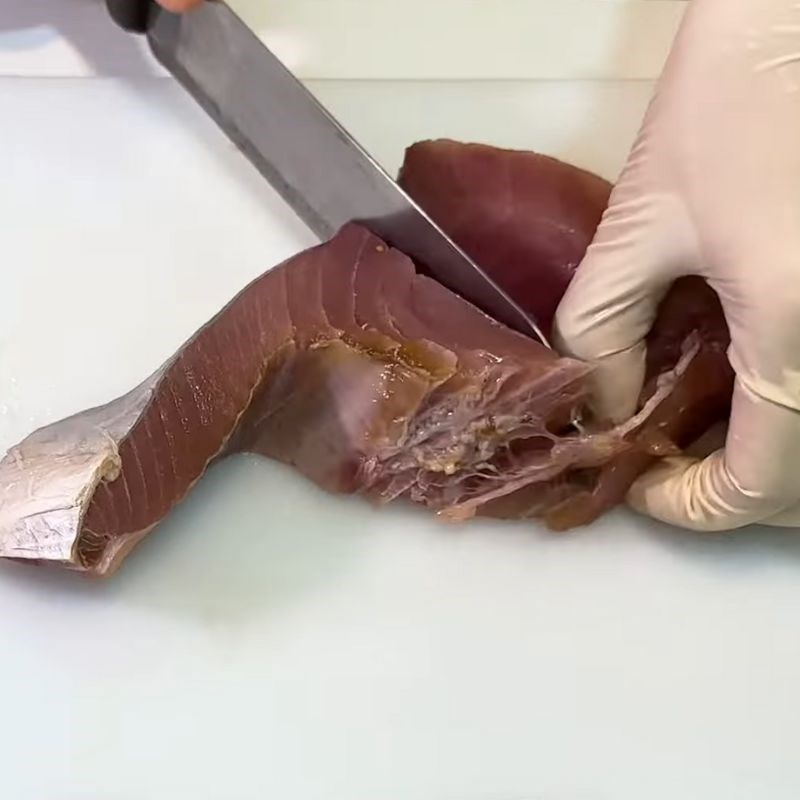 Bước 1 Sơ chế và ướp cá ngừ Bún chả cá Quy Nhơn