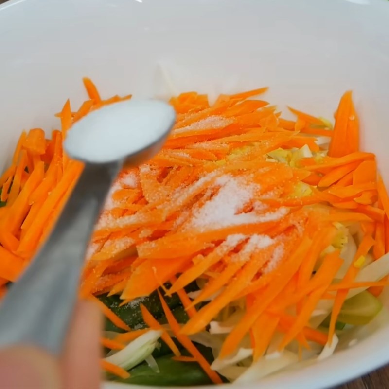 Bước 2 Sơ chế và ướp hỗn hợp rau củ phụ Kim chi cải thảo muối ăn liền