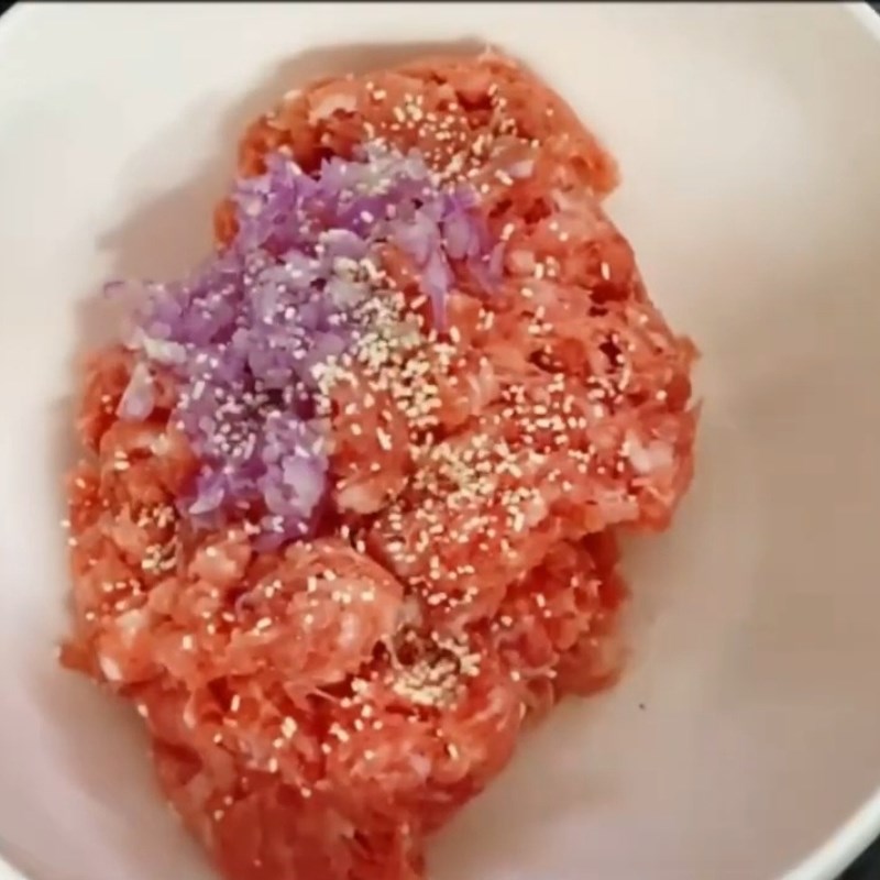 Bước 1 Sơ chế và ướp thịt Thịt bọc trứng cút sốt cà chua