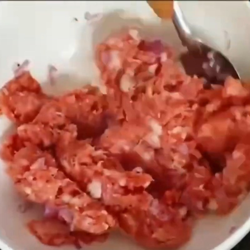 Bước 1 Sơ chế và ướp thịt Thịt bọc trứng cút sốt cà chua