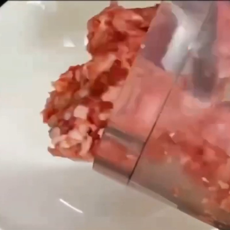 Bước 1 Sơ chế và ướp thịt Thịt bọc trứng cút sốt cà chua