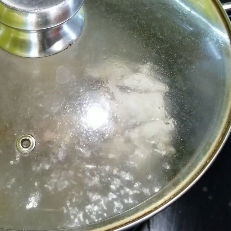 Bước 1 Sơ chế xương và ninh nước dùng lẩu lẩu cá quả rau cải