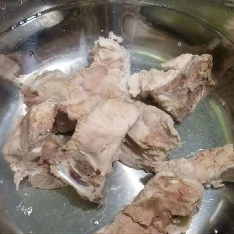 Bước 1 Sơ chế xương và ninh nước dùng lẩu lẩu cá quả rau cải