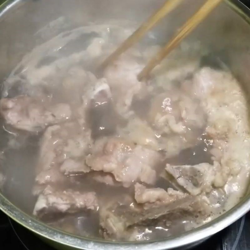 Bước 1 Sơ chế xương và ninh nước dùng lẩu lẩu cá quả rau cải