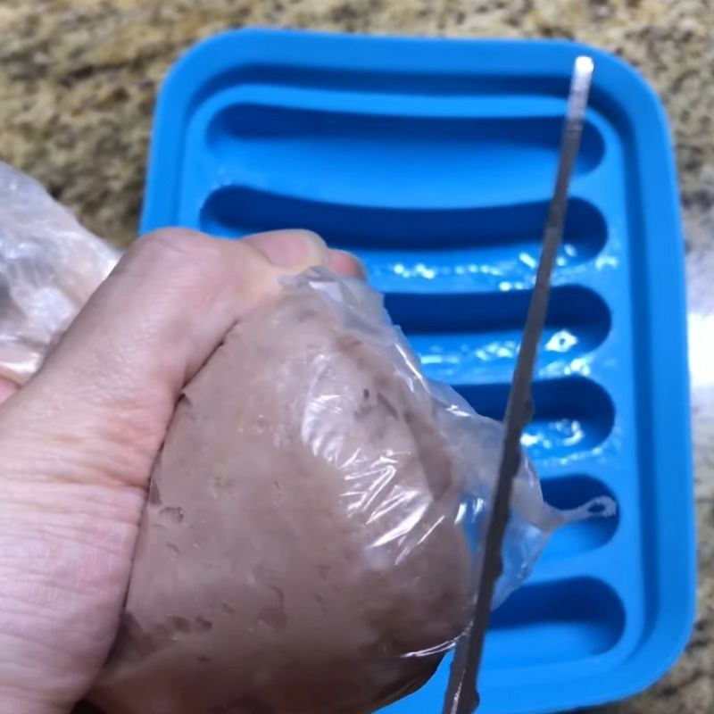 Bước 4 Tạo hình xúc xích bằng khuôn Xúc xích cho bé
