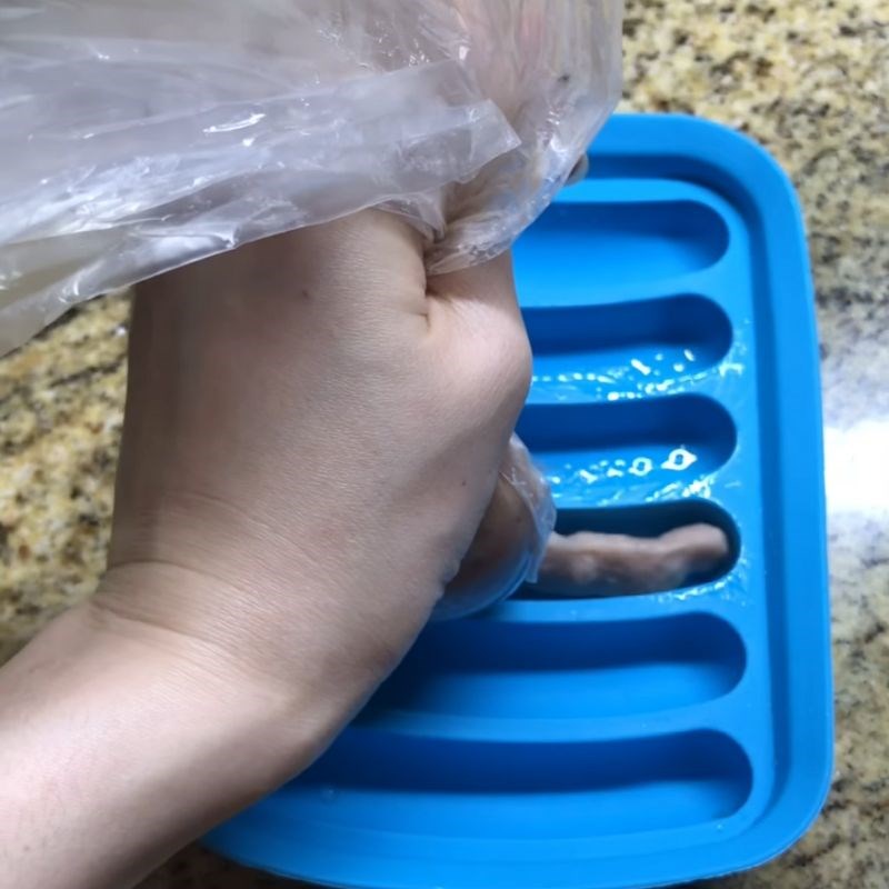 Bước 4 Tạo hình xúc xích bằng khuôn Xúc xích cho bé