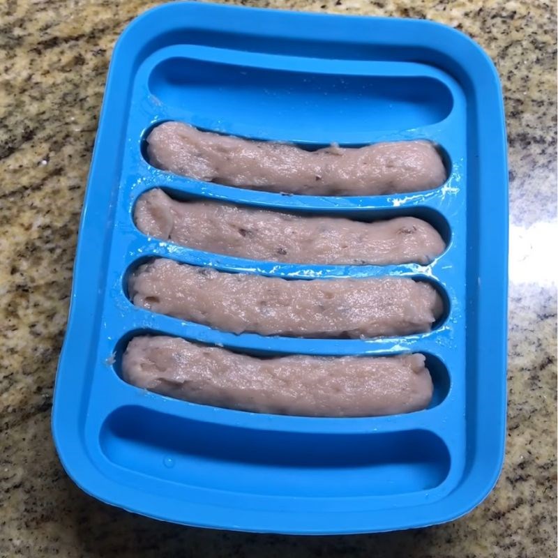 Bước 4 Tạo hình xúc xích bằng khuôn Xúc xích cho bé