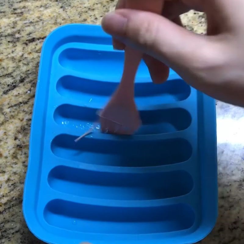 Bước 4 Tạo hình xúc xích bằng khuôn Xúc xích cho bé