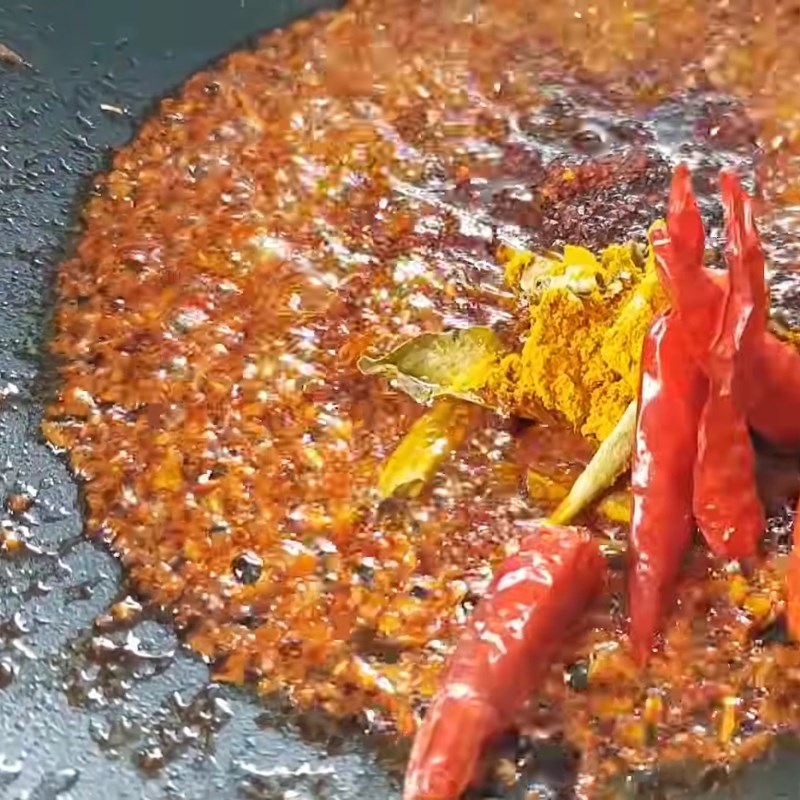 Bước 3 Thắng màu và xào săn thịt Giò heo phá lấu