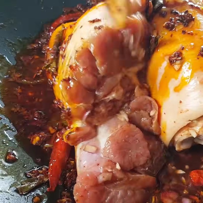 Bước 3 Thắng màu và xào săn thịt Giò heo phá lấu