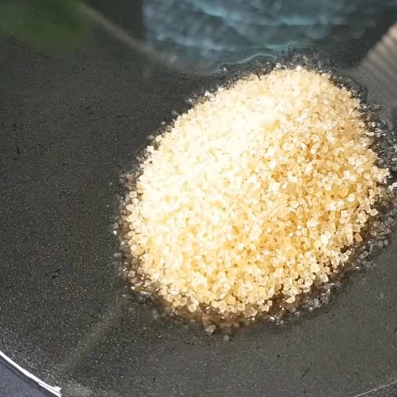 Bước 3 Thắng màu và xào săn thịt Giò heo phá lấu