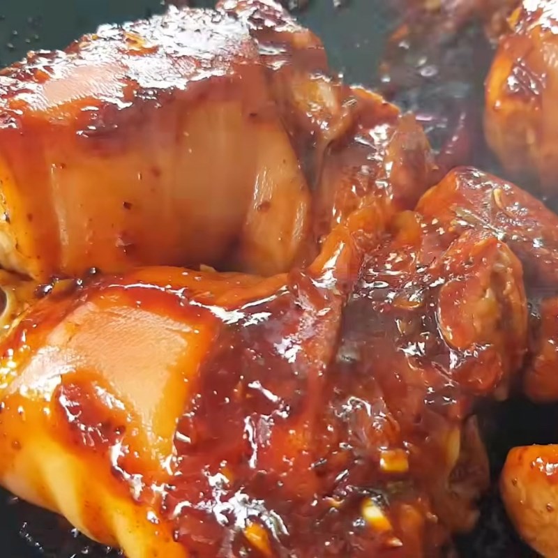 Bước 3 Thắng màu và xào săn thịt Giò heo phá lấu