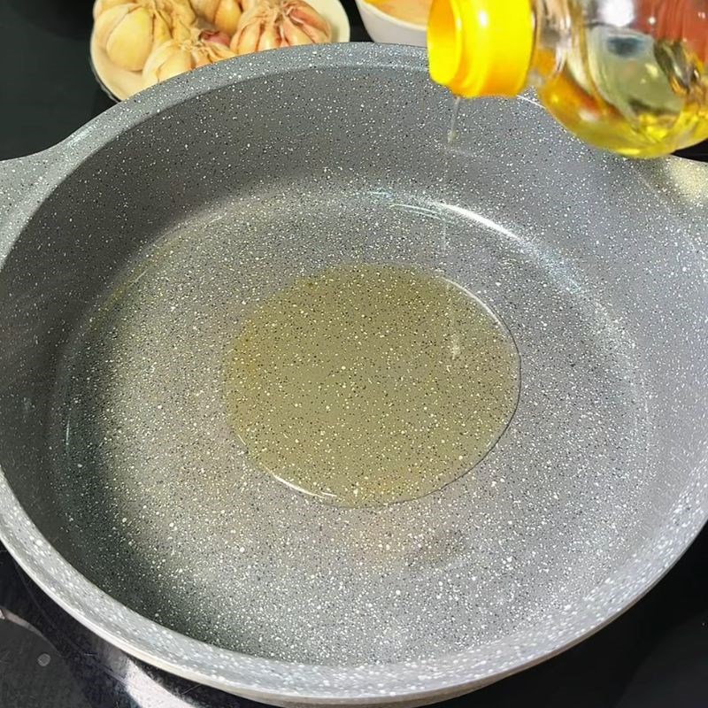 Bước 3 Thắng nước màu và phi thơm cá hú kho lạt