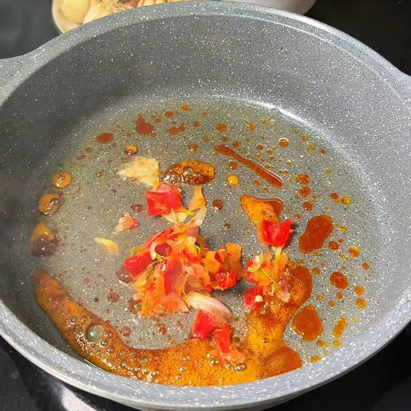 Bước 3 Thắng nước màu và phi thơm cá hú kho lạt