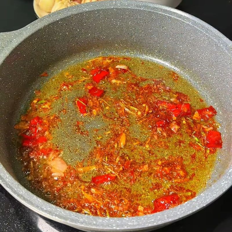 Bước 3 Thắng nước màu và phi thơm cá hú kho lạt