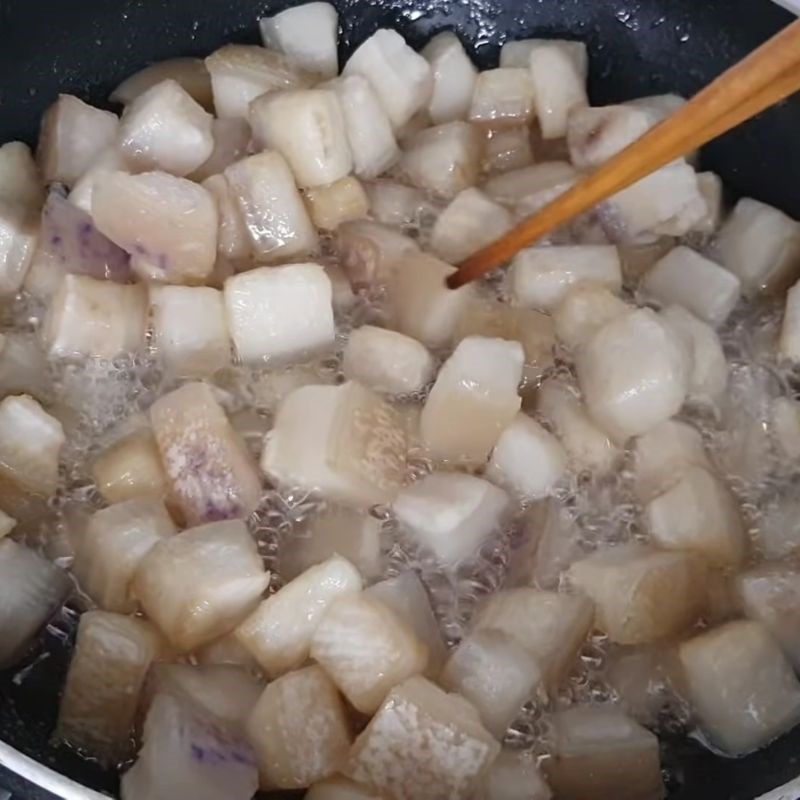 Bước 2 Thắng tóp mỡ lần 1 tóp mỡ da giòn