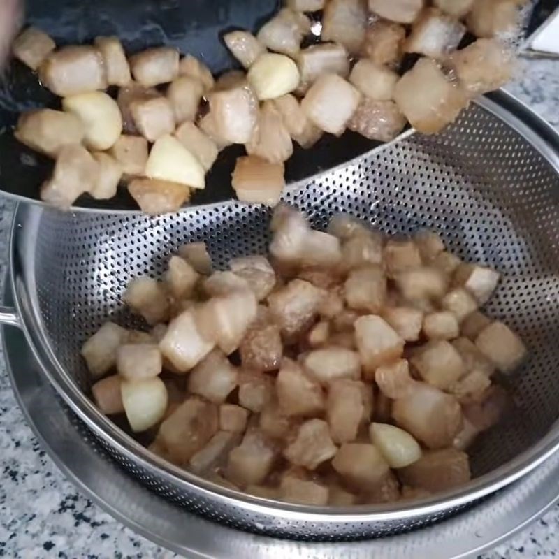 Bước 2 Thắng tóp mỡ lần 1 tóp mỡ da giòn