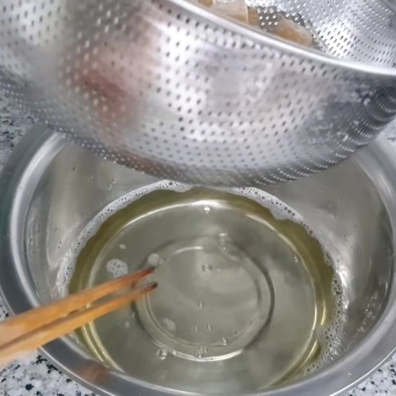 Bước 2 Thắng tóp mỡ lần 1 tóp mỡ da giòn