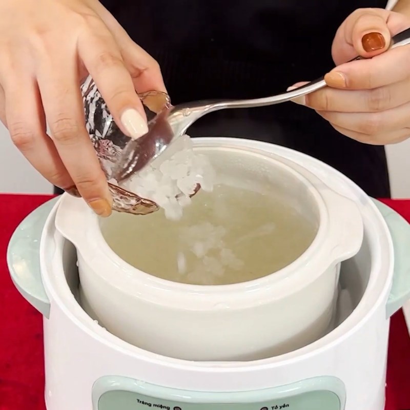 Bước 3 Thêm đường phèn và gừng tươi Yến chưng cách thủy