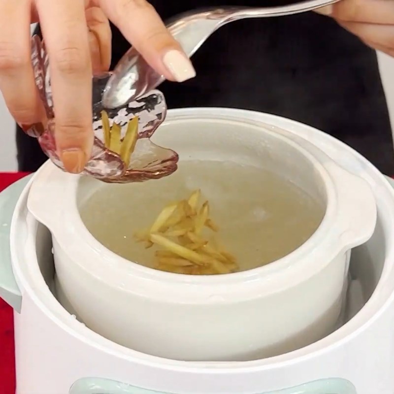 Bước 3 Thêm đường phèn và gừng tươi Yến chưng cách thủy