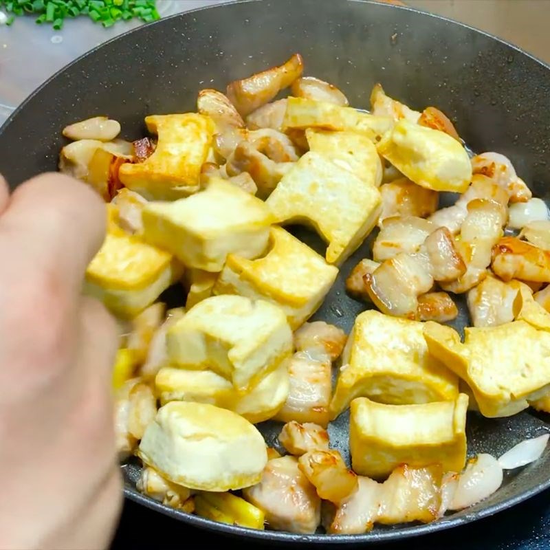 Bước 4 Thêm hành gừng và nêm nếm gia vị thịt rang đậu