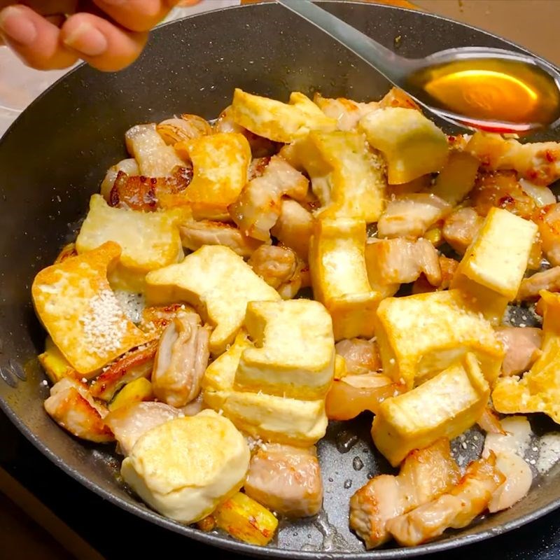 Bước 4 Thêm hành gừng và nêm nếm gia vị thịt rang đậu