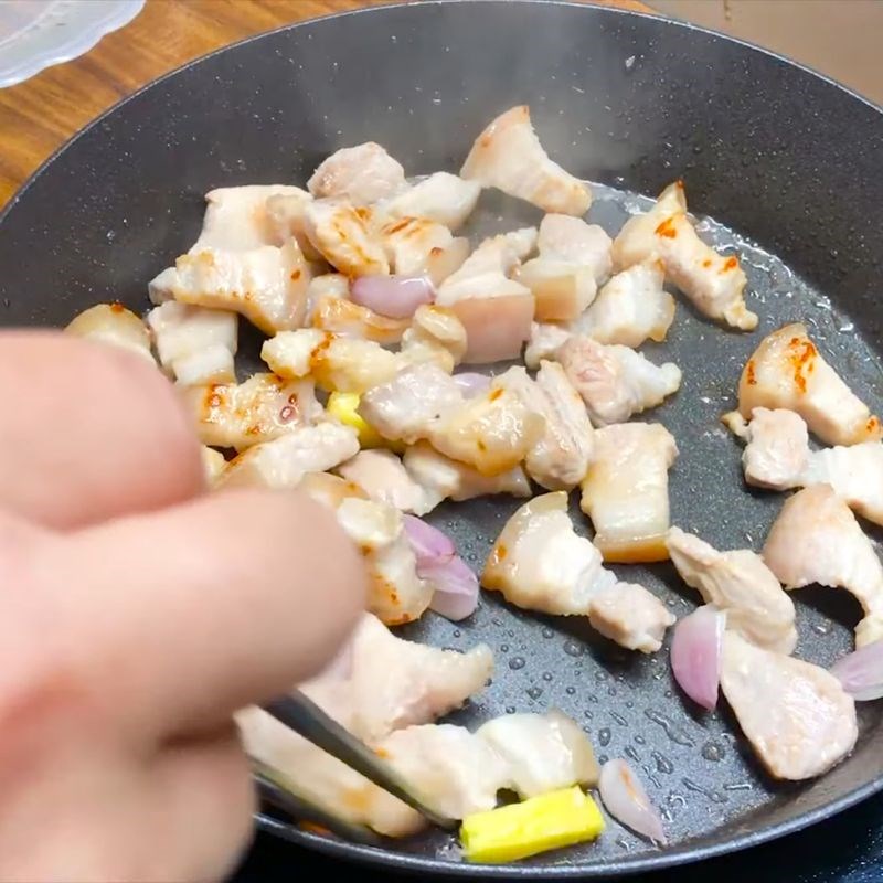 Bước 4 Thêm hành gừng và nêm nếm gia vị thịt rang đậu