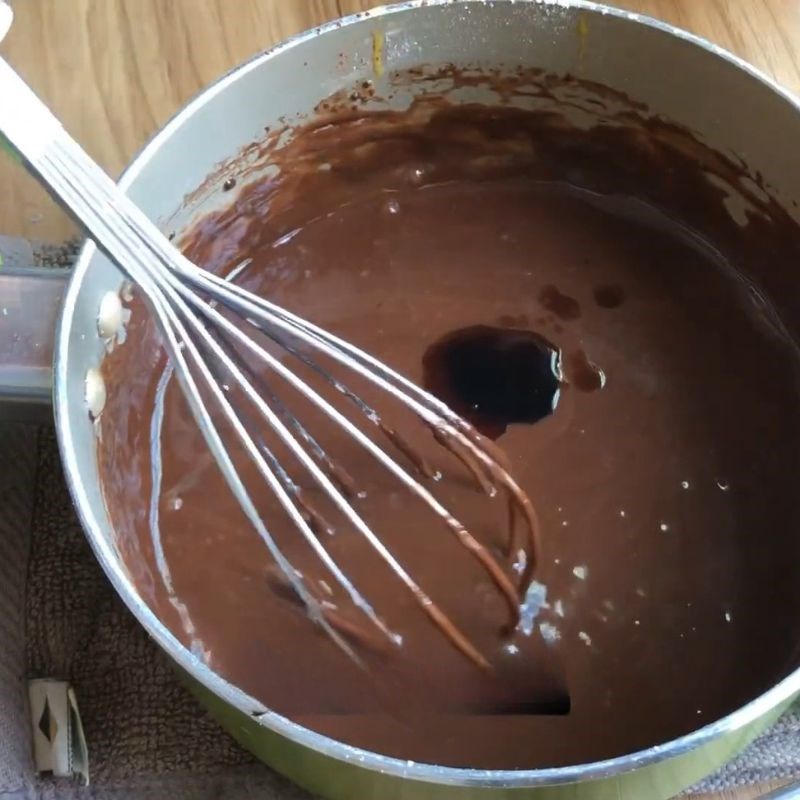 Bước 4 Thêm lòng đỏ trứng và vani bánh gato socola đơn giản