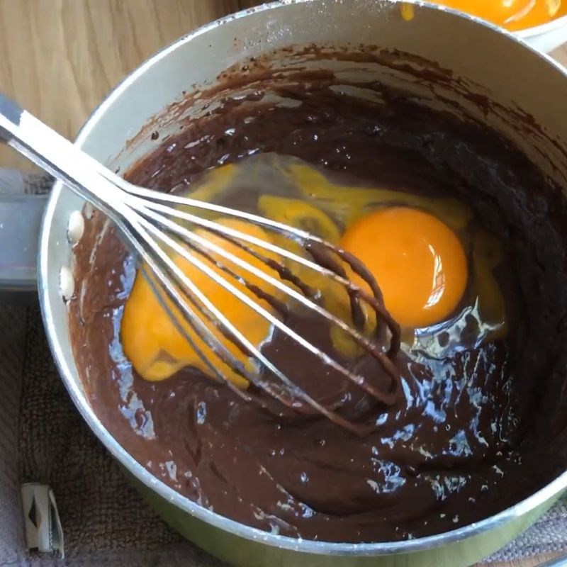 Bước 4 Thêm lòng đỏ trứng và vani bánh gato socola đơn giản