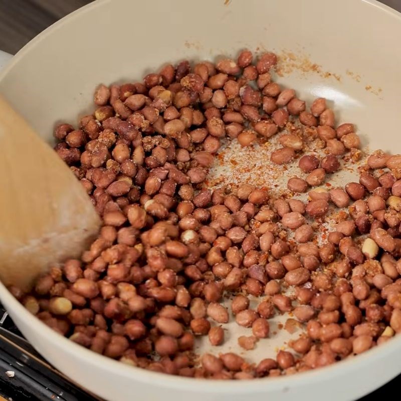 Bước 4 Thêm ớt khô và ủ đậu lạc rang mặn ngọt