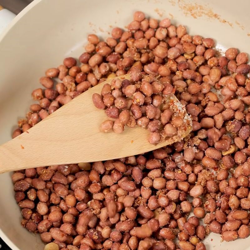 Bước 4 Thêm ớt khô và ủ đậu lạc rang mặn ngọt