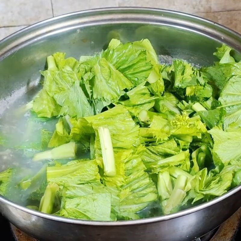 Bước 3 Thêm rươi và rau cải ngồng canh rươi khế chua