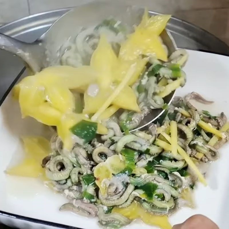 Bước 3 Thêm rươi và rau cải ngồng canh rươi khế chua