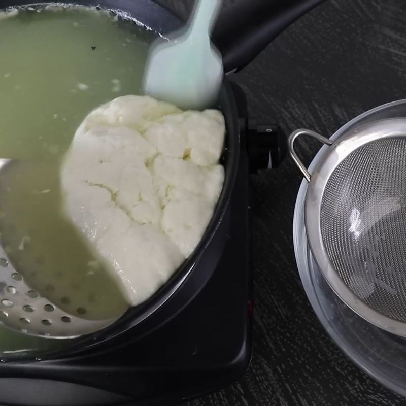 Bước 3 Thu gom sữa đông và ép nước phô mai kéo sợi