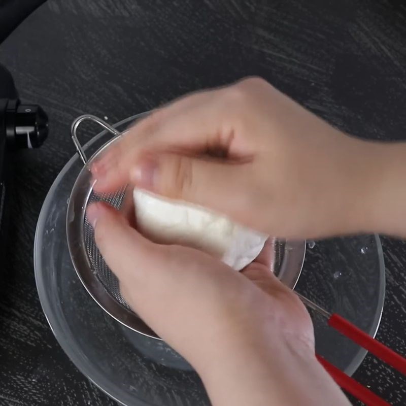 Bước 3 Thu gom sữa đông và ép nước phô mai kéo sợi