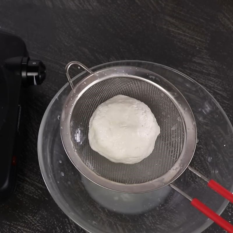 Bước 3 Thu gom sữa đông và ép nước phô mai kéo sợi