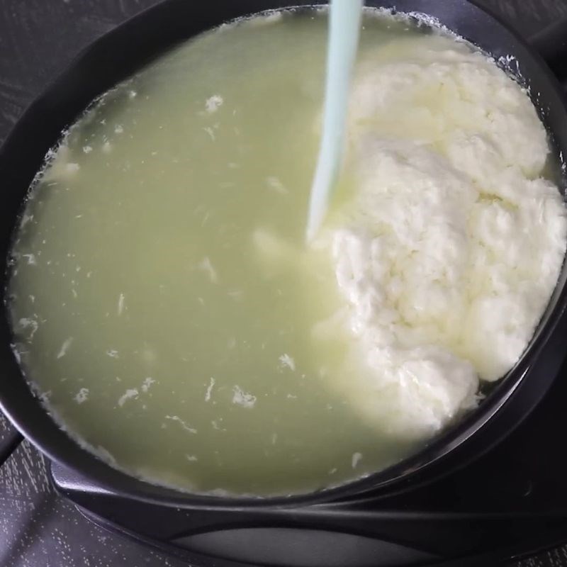Bước 3 Thu gom sữa đông và ép nước phô mai kéo sợi