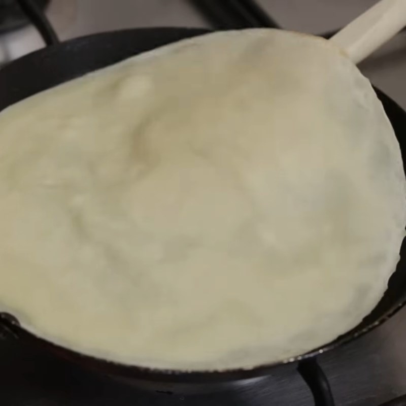 Bước 4 Tráng vỏ bánh crepe trên chảo chống dính Bánh crepe Pháp