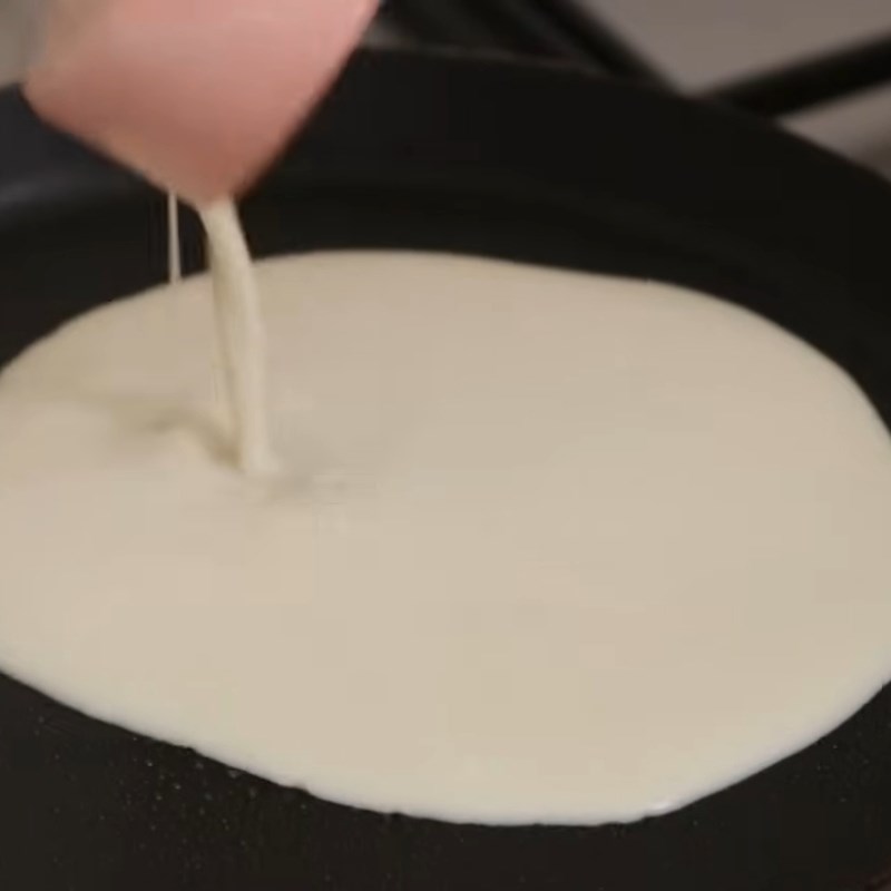 Bước 4 Tráng vỏ bánh crepe trên chảo chống dính Bánh crepe Pháp