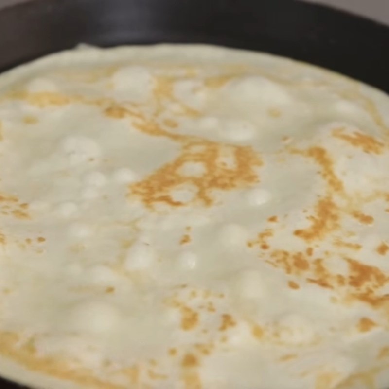 Bước 4 Tráng vỏ bánh crepe trên chảo chống dính Bánh crepe Pháp