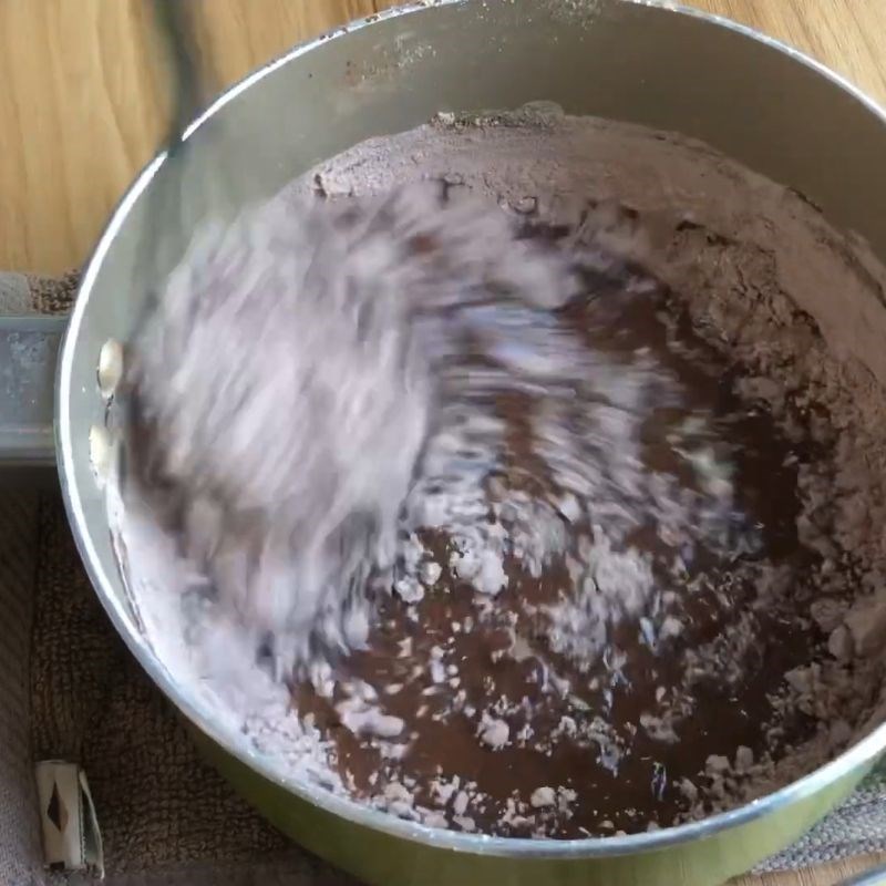Bước 3 Trộn bột cacao và bột mì vào hỗn hợp socola bánh gato socola đơn giản