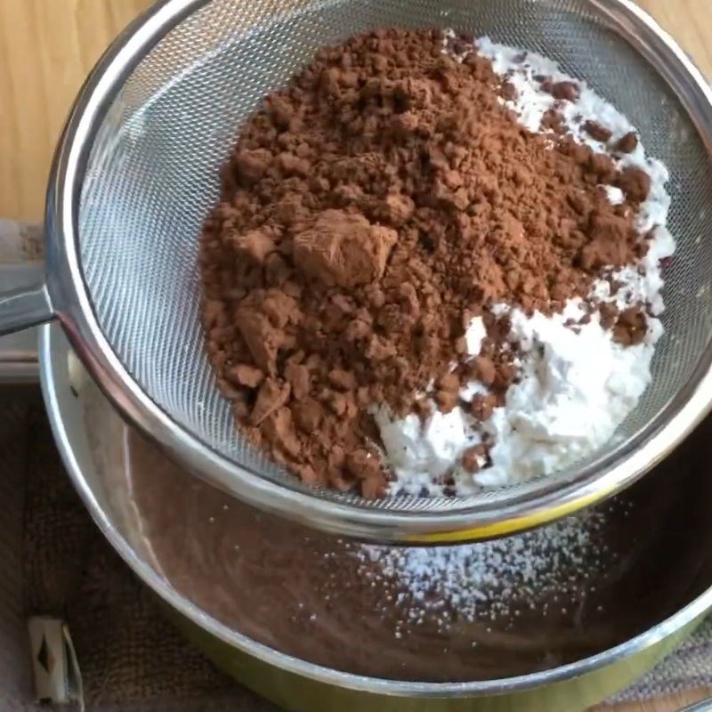 Bước 3 Trộn bột cacao và bột mì vào hỗn hợp socola bánh gato socola đơn giản