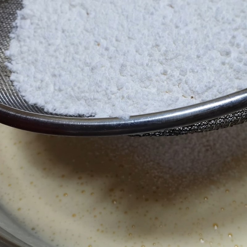 Bước 2 Trộn bột mì Bánh bông lan truyền thống