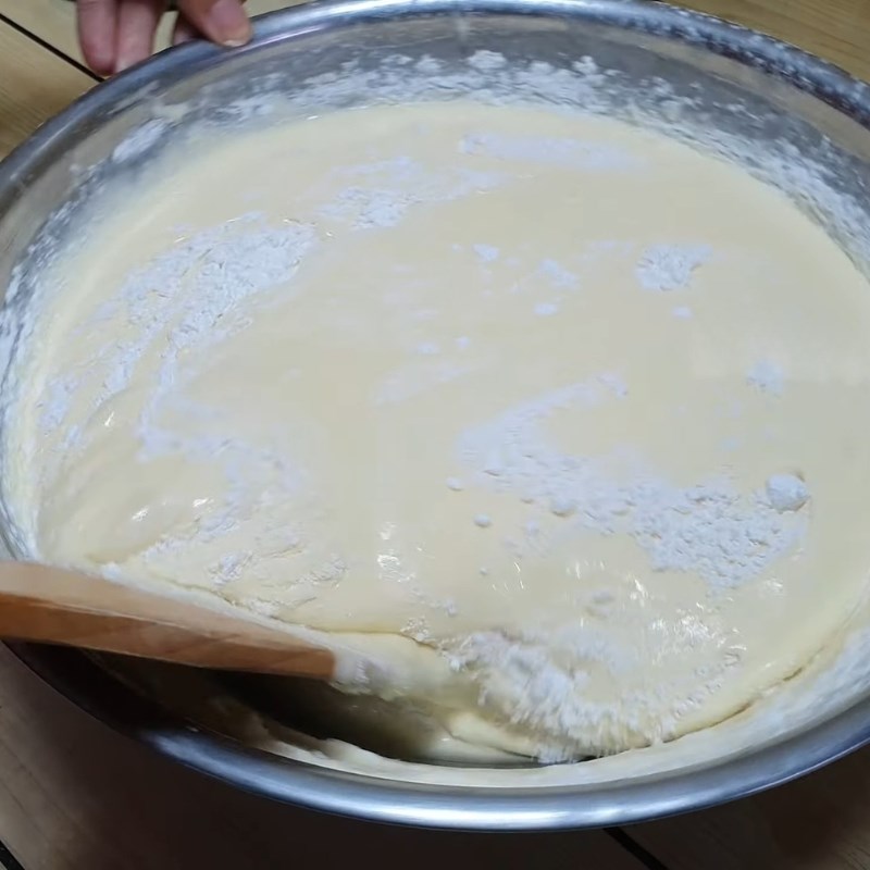 Bước 2 Trộn bột mì Bánh bông lan truyền thống