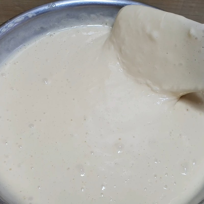 Bước 2 Trộn bột mì Bánh bông lan truyền thống